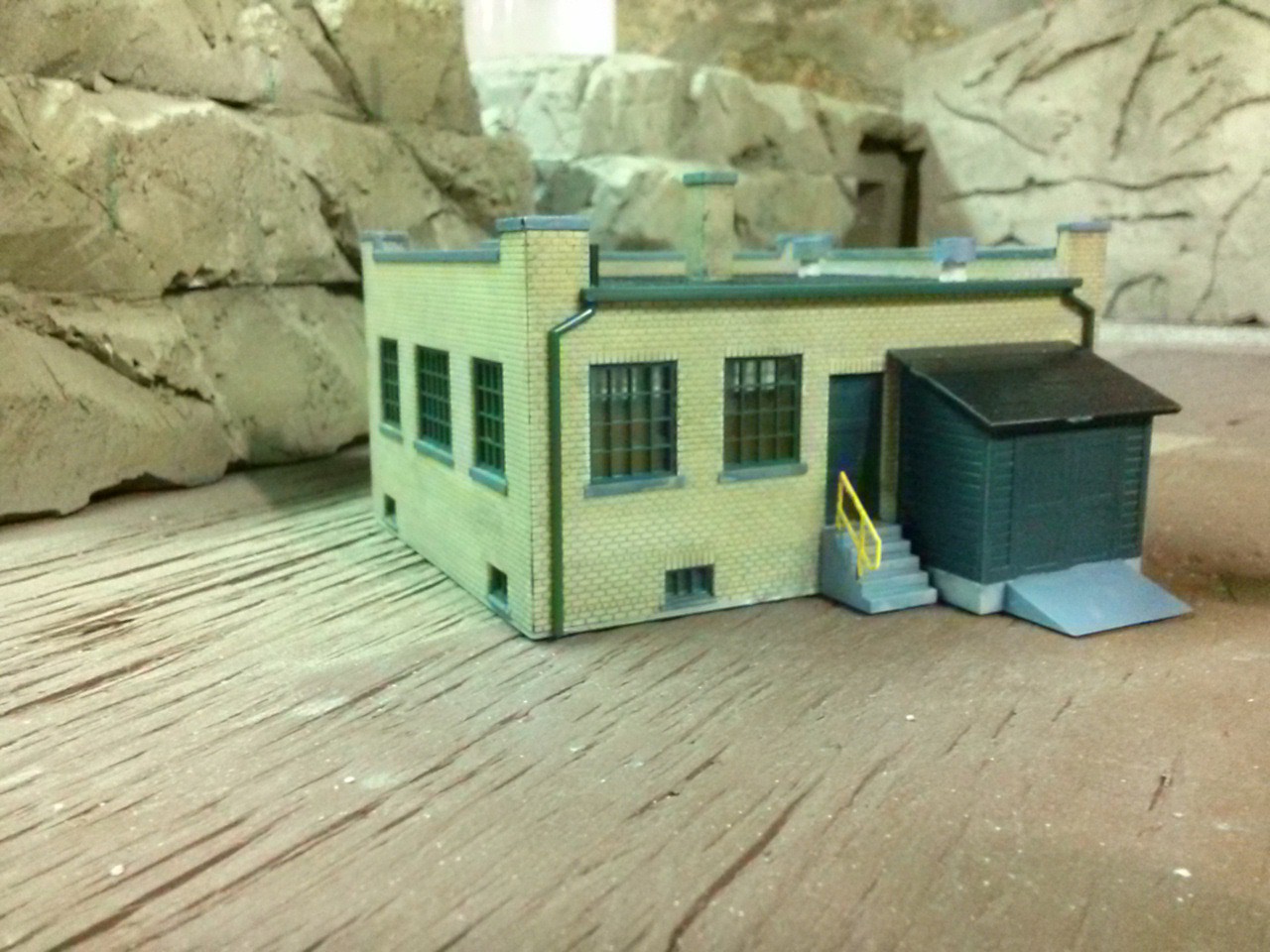 Industry Office Kit 43/4 x 61/4 x 23/4'' HO Scale Model Railroad Building 4020