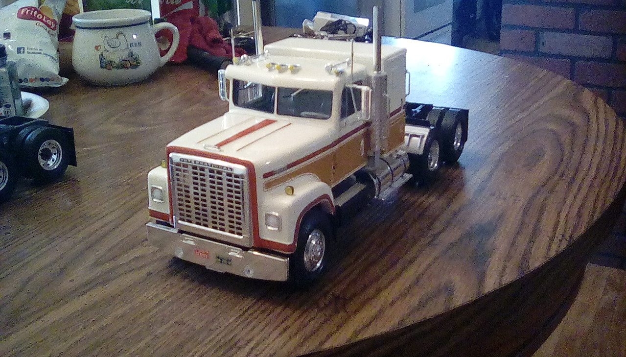 International Transtar 4300 Eagle Plastic Model Truck Kit 125