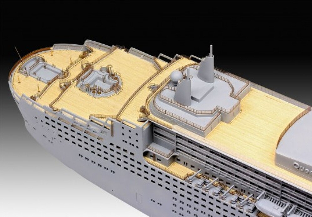 Queen Mary 2 Plastic Model Ship Kit 1/400 Scale 05199