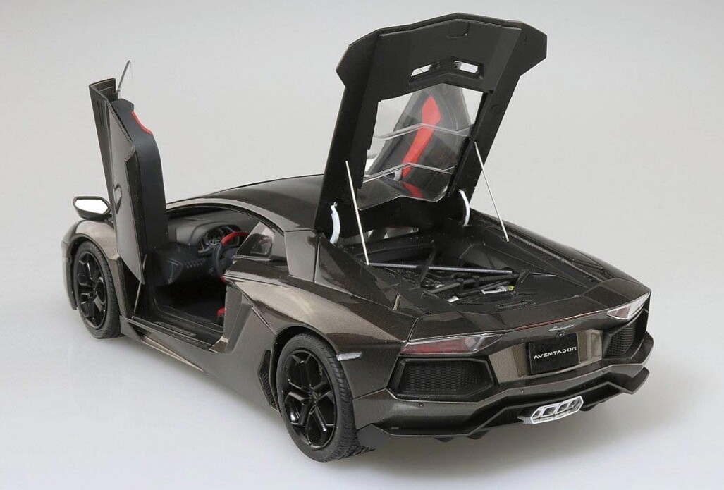 2011 Lamborghini Aventador LP700-4 Sports -- Plastic Model Car Vehicle