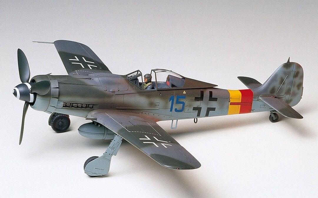 Focke Wulf Fw190 D 9 Fighter Aircraft Plastic Model Airplane Kit