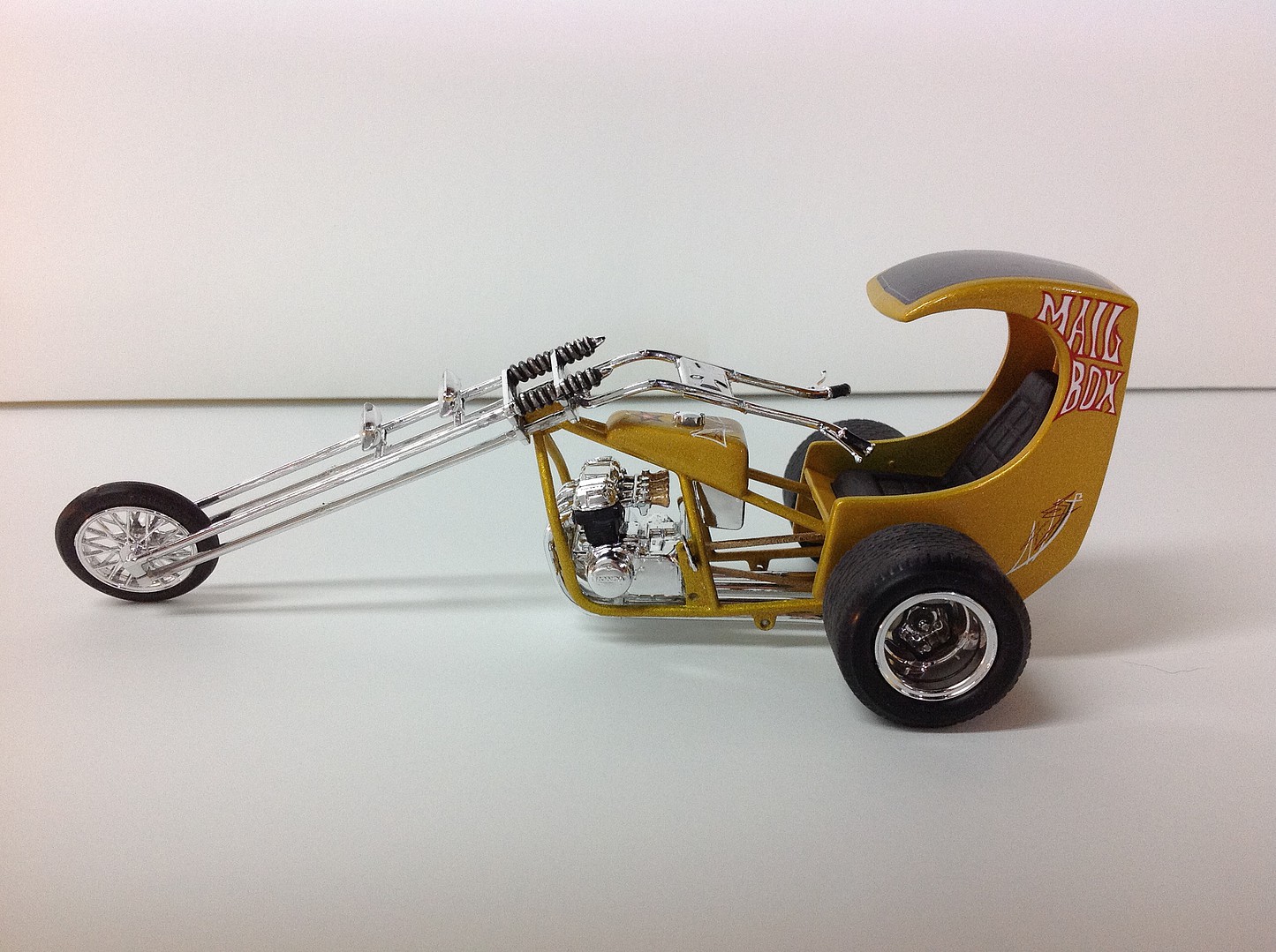 MPC Ed Roth's Mail Box Chopper (Trick Trikes Series) 1/25 Scale Custom  Trike Motorcycle Kit, White (MPC892)