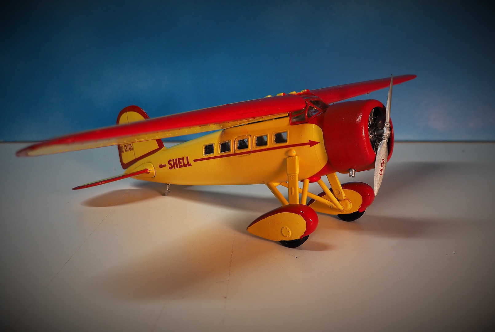 Shell Oil Lockheed Vega Plastic Model Airplane 1/48 Scale 950
