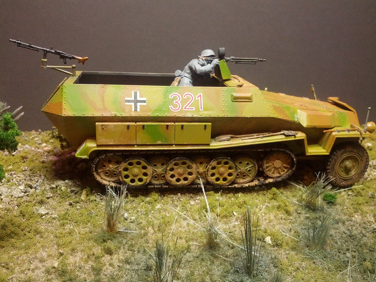 German Hanomag Sd.Kfz. 251/1 Halftrack -- Plastic Model Military ...