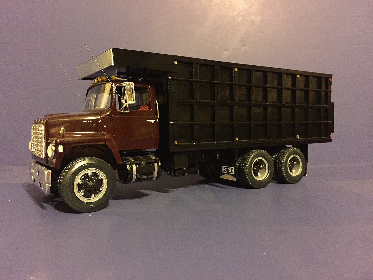 Ford LN 8000 Race Car Hauler Plastic Model Truck Kit 1/25 Scale