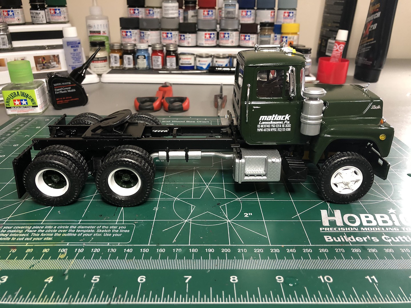 AMT 1039  Mack R685ST Semi Tractor Cab and Chassis  Plastic Model Kit 1/25