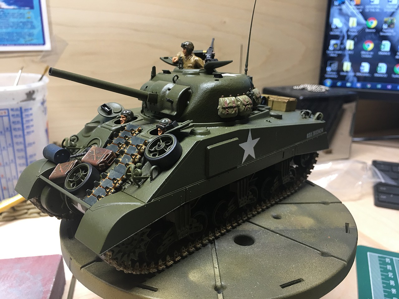 US M4 Sherman Medium Tank Plastic Model Military Vehicle Kit 1/35