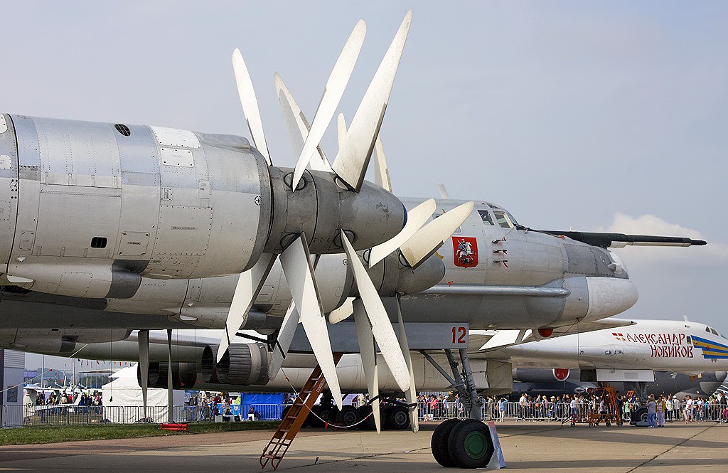 Trumpeter Tupolev Tu95MS Bear H Bomber Plastic Model Airplane Kit ...