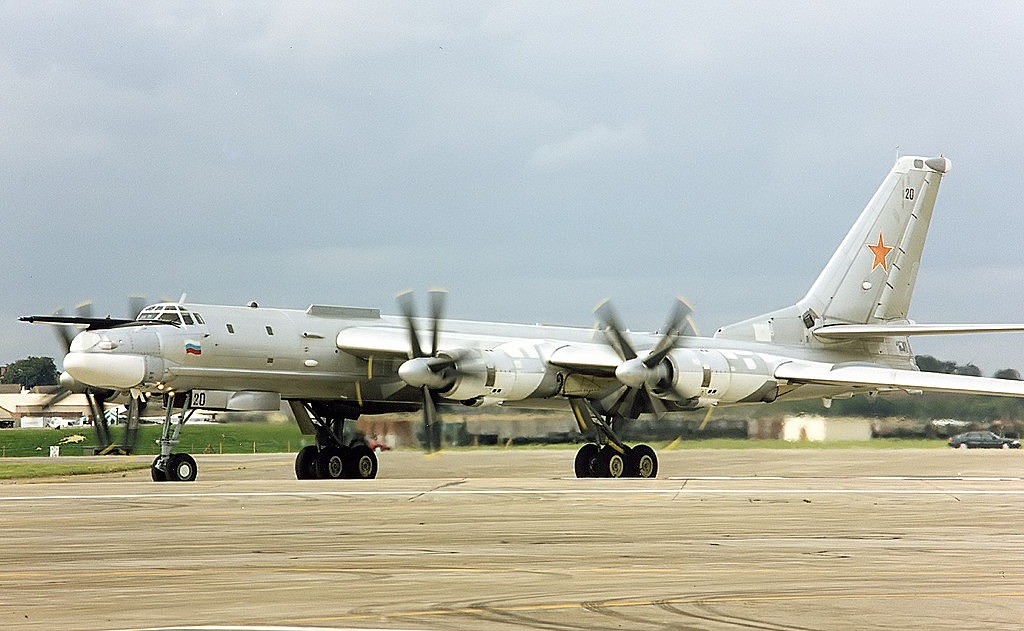 Trumpeter Tupolev Tu95MS Bear H Bomber Plastic Model Airplane Kit ...