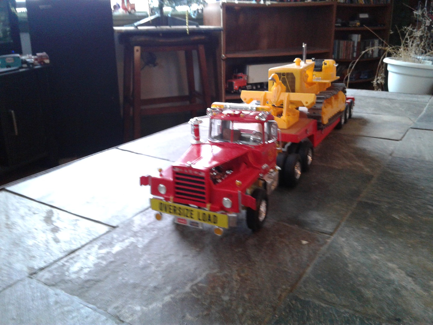 MPC 1/25 マック DM800 トラクターヘッド mxn26g8 1/25 MPC Mack Heavy Duty DM800 Semi Tractor Cab - Squadron.com