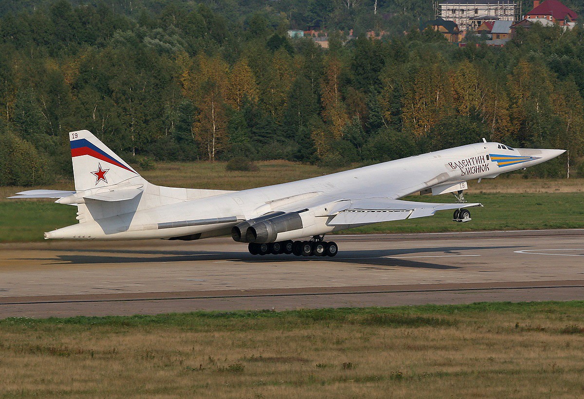 Russian Tu160 Blackjack Bomber Aircraft -- Plastic Model Airplane Kit 