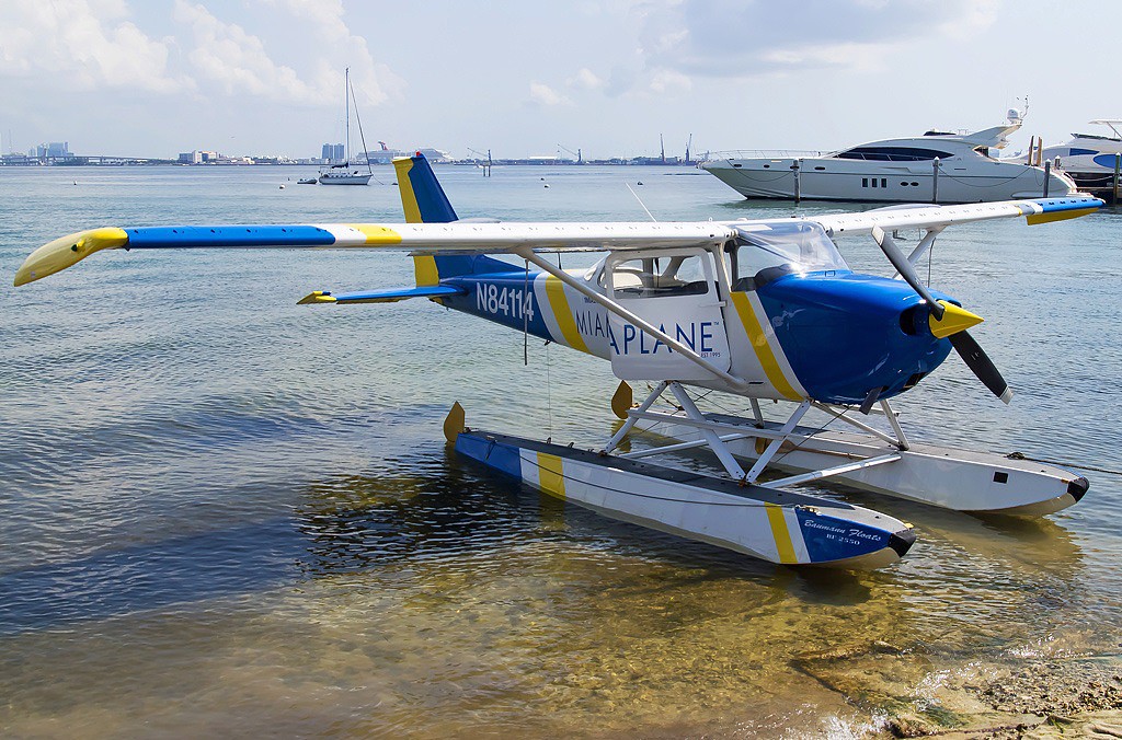 Commodore Seaplane Cessna 172 with Pontoon -- Plastic Model Airplane Kit -- 1/48 Scale ...