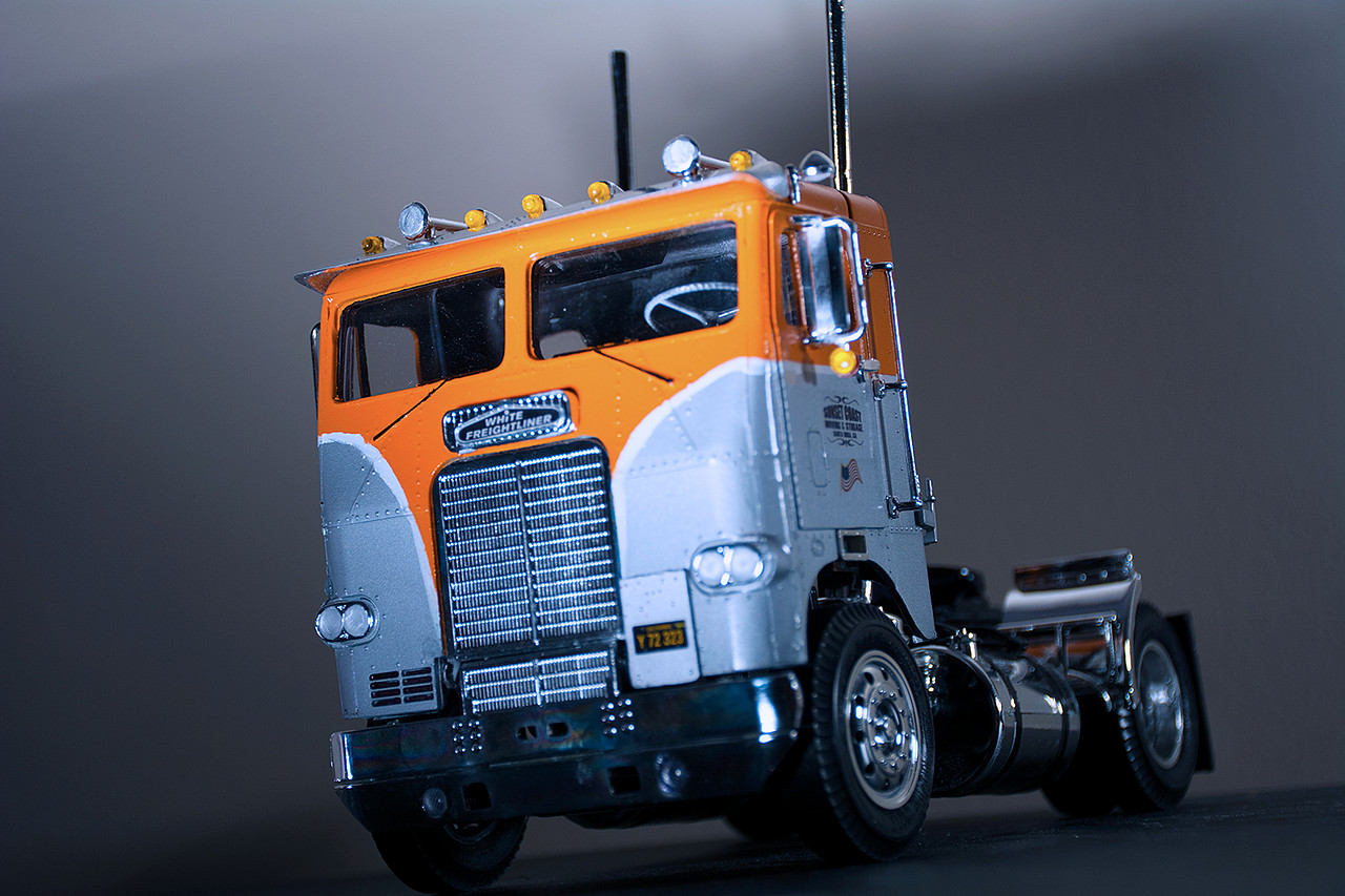 AMT R2AMT1004 1/25 Wht Freightliner Tractor 