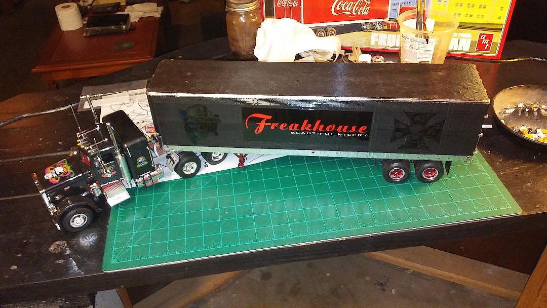 Fruehauf Beaded Van Semi Trailer Coca C Plastic Model Vehicle Kit 125 Scale 1109 06 1781