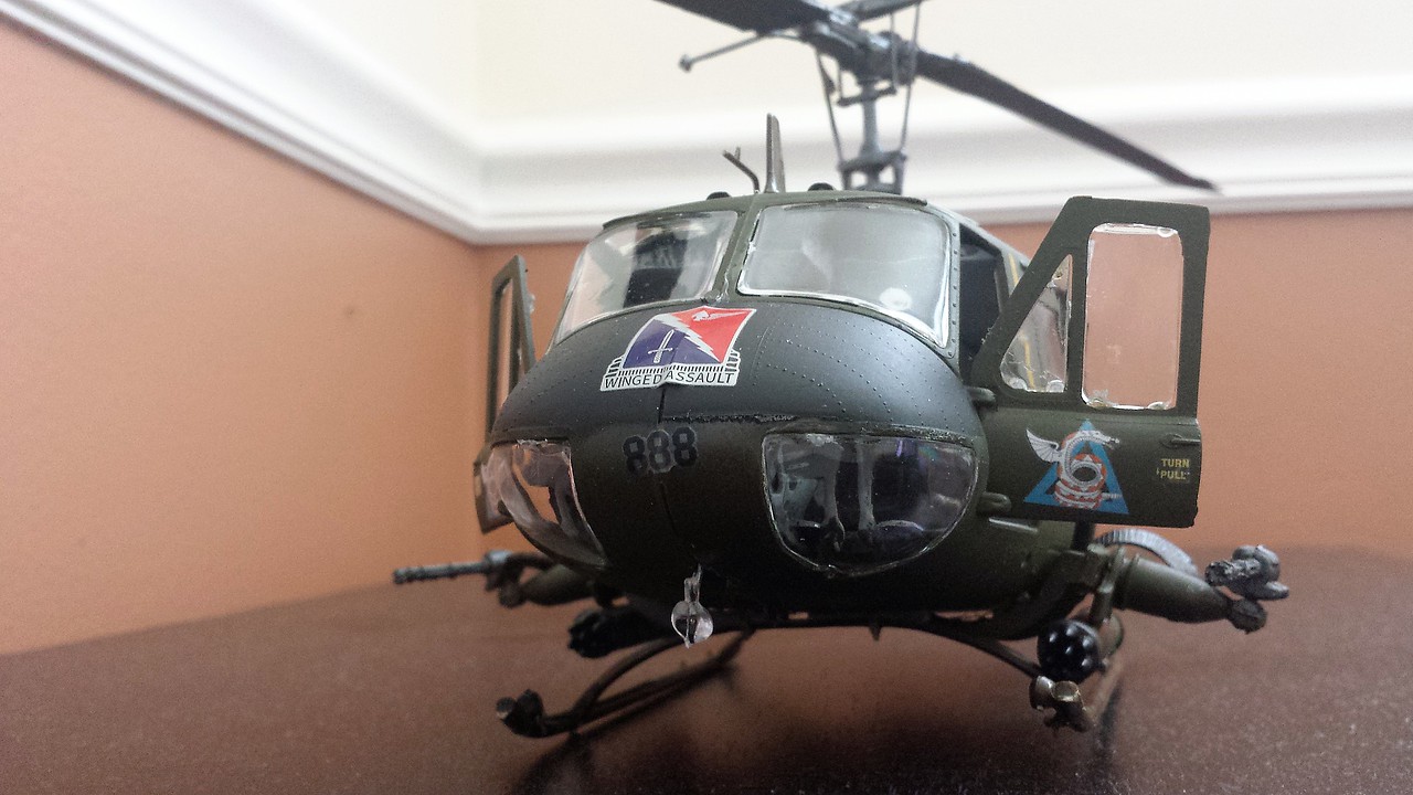 UH1D Huey Gunship Plastic Model Helicopter Kit 1/32 Scale