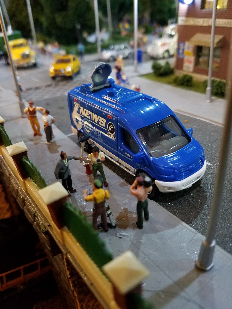 Camera Crew w/ Accessories HO Scale Model Railroad Figure 15573