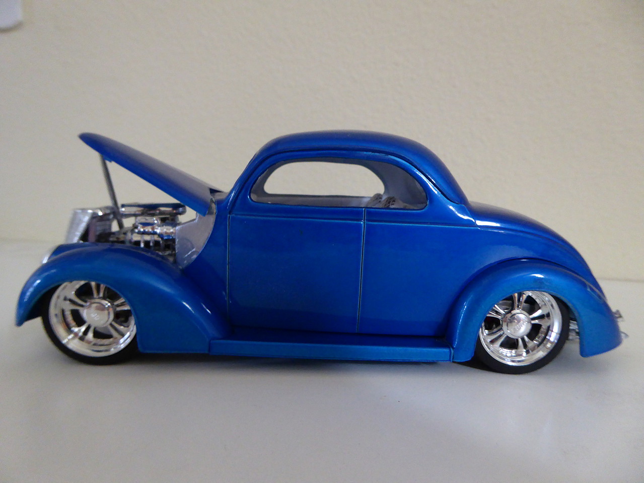 1937 Ford Coupe Street Rod -- Plastic Model Car Kit -- 1/24 Scale