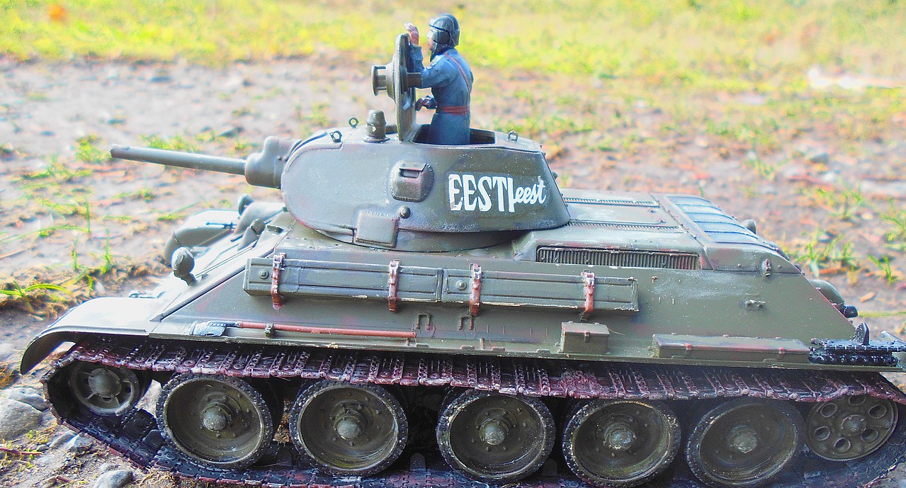 T34/76 Mod. 1940 -- Plastic Model Tank Kit -- 1/35 Scale -- #6092 ...