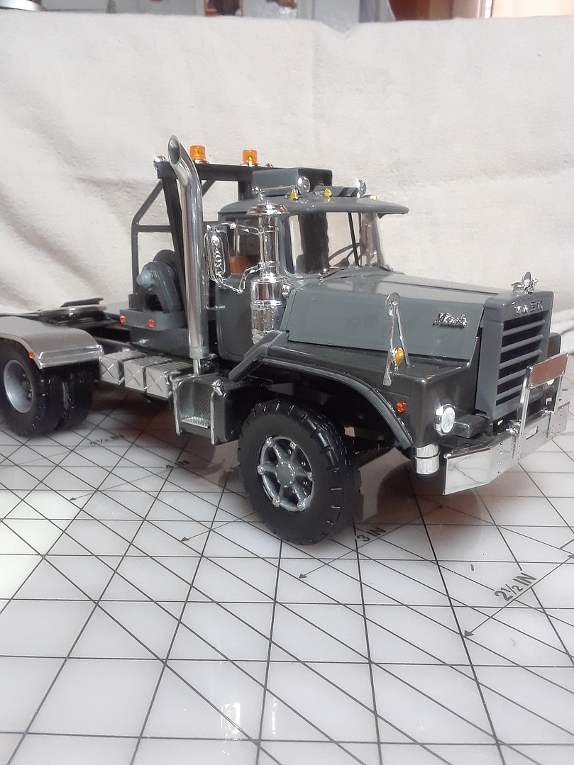 Mack DM800 Semi Tractor Cab -- Plastic Model Truck Vehicle Kit 