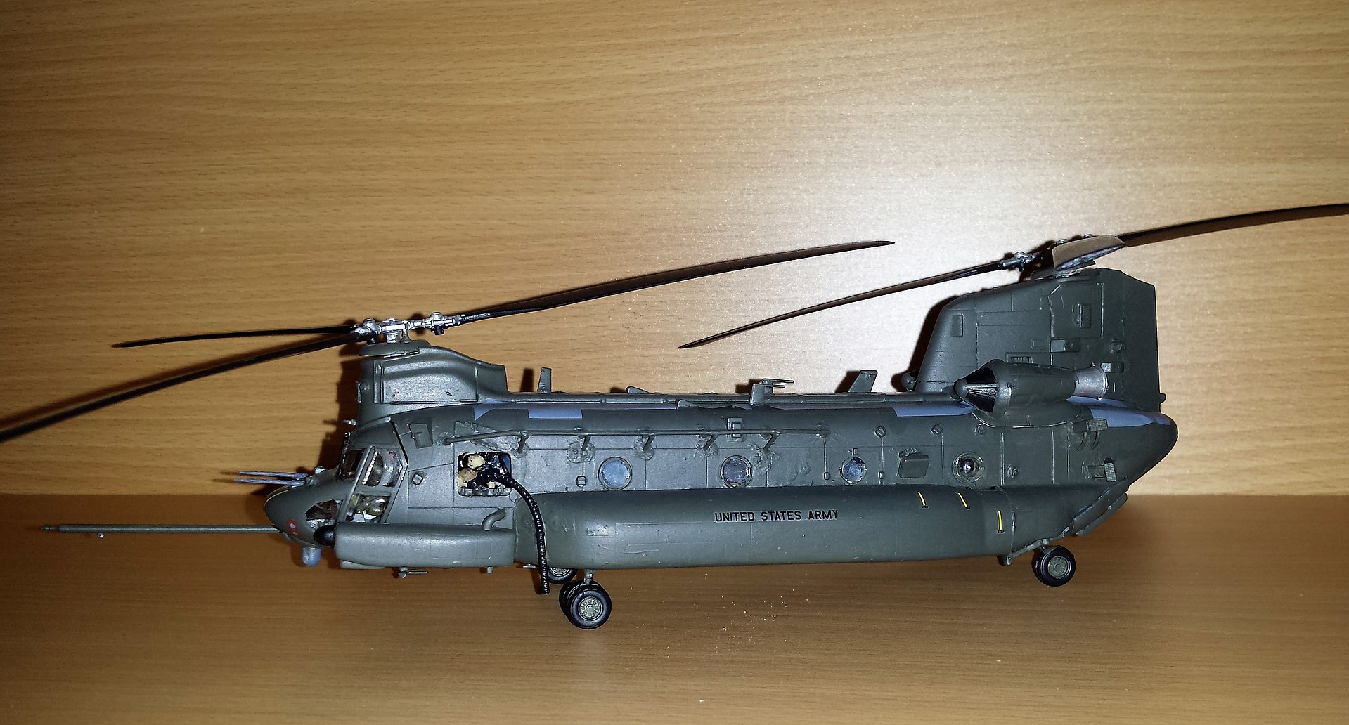 MH-47 E SOA Chinook -- Plastic Model Helicopter Kit -- 1/72 Scale ...