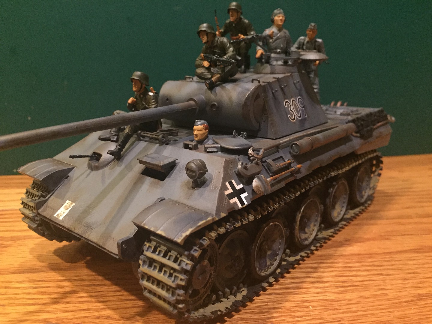 German Panther Medium Tank -- Plastic Model Military Vehicle Kit -- 1/ ...