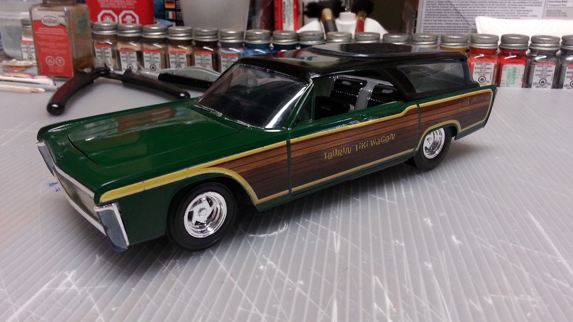 1965 Lincoln Continental Plastic Model Car Kit 1/25 Scale