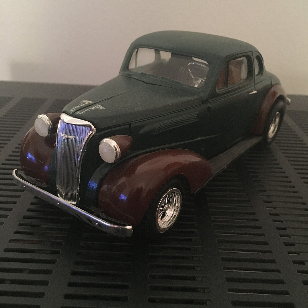 Kit Maquette Voiture AMT Chevy Coupe Salière 1937 - Échelle 1:25 - Plus De 190 Pièces - Longueur 17,1 Cm - Niveau 2