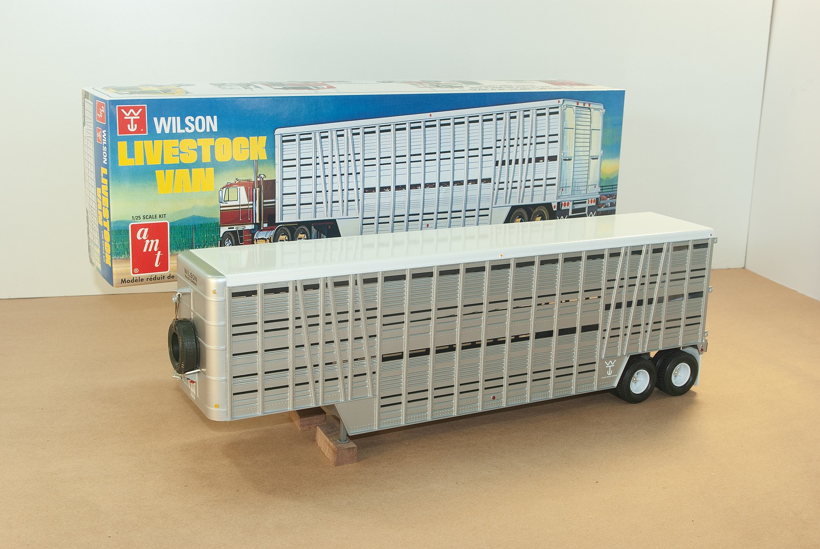 Wilson Livestock Van Trailer -- Plastic Model Vehicle Kit -- 1/25