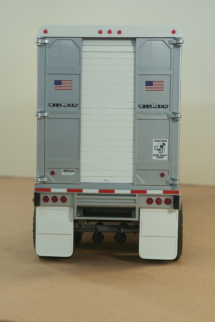 Wilson Livestock Van Trailer -- Plastic Model Vehicle Kit -- 1/25 Scale