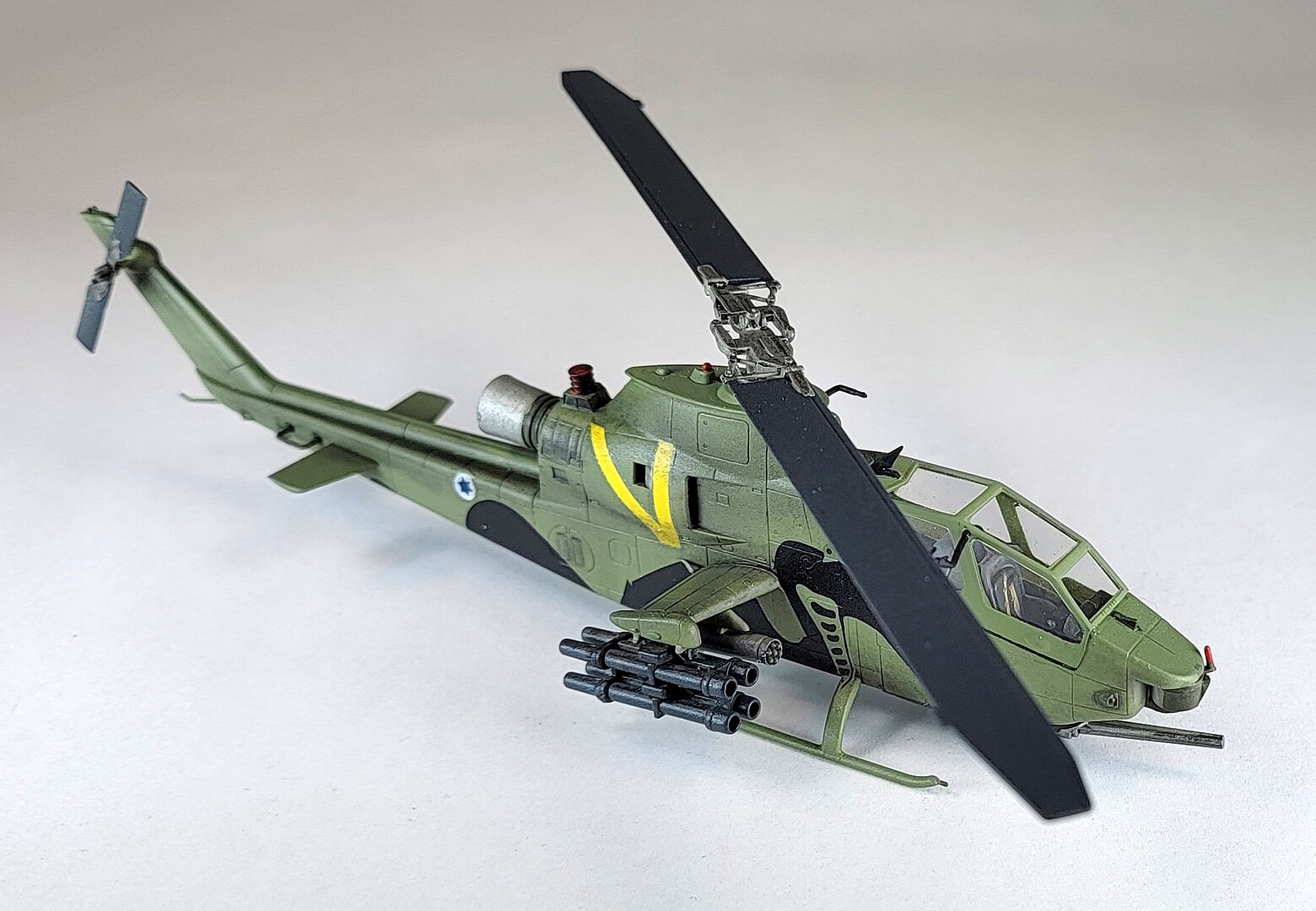 AH-1S Cobra Attack Helicopter -- Plastic Model Helicopter Kit -- 1/72 ...