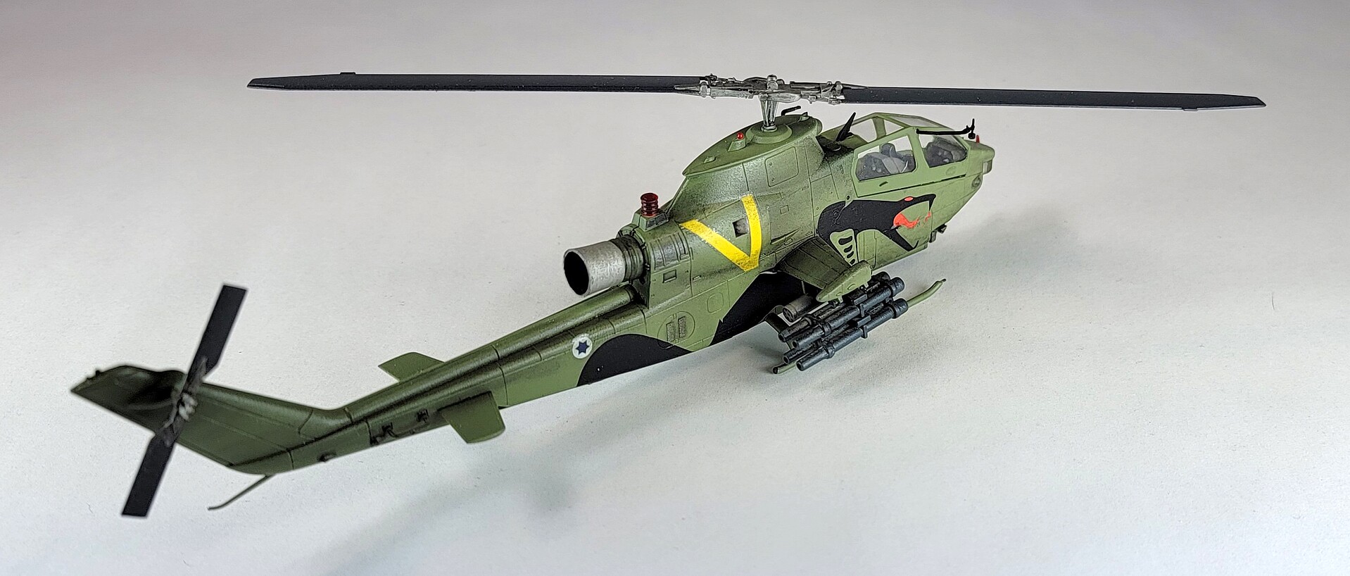 AH-1S Cobra Attack Helicopter -- Plastic Model Helicopter Kit -- 1/72 ...