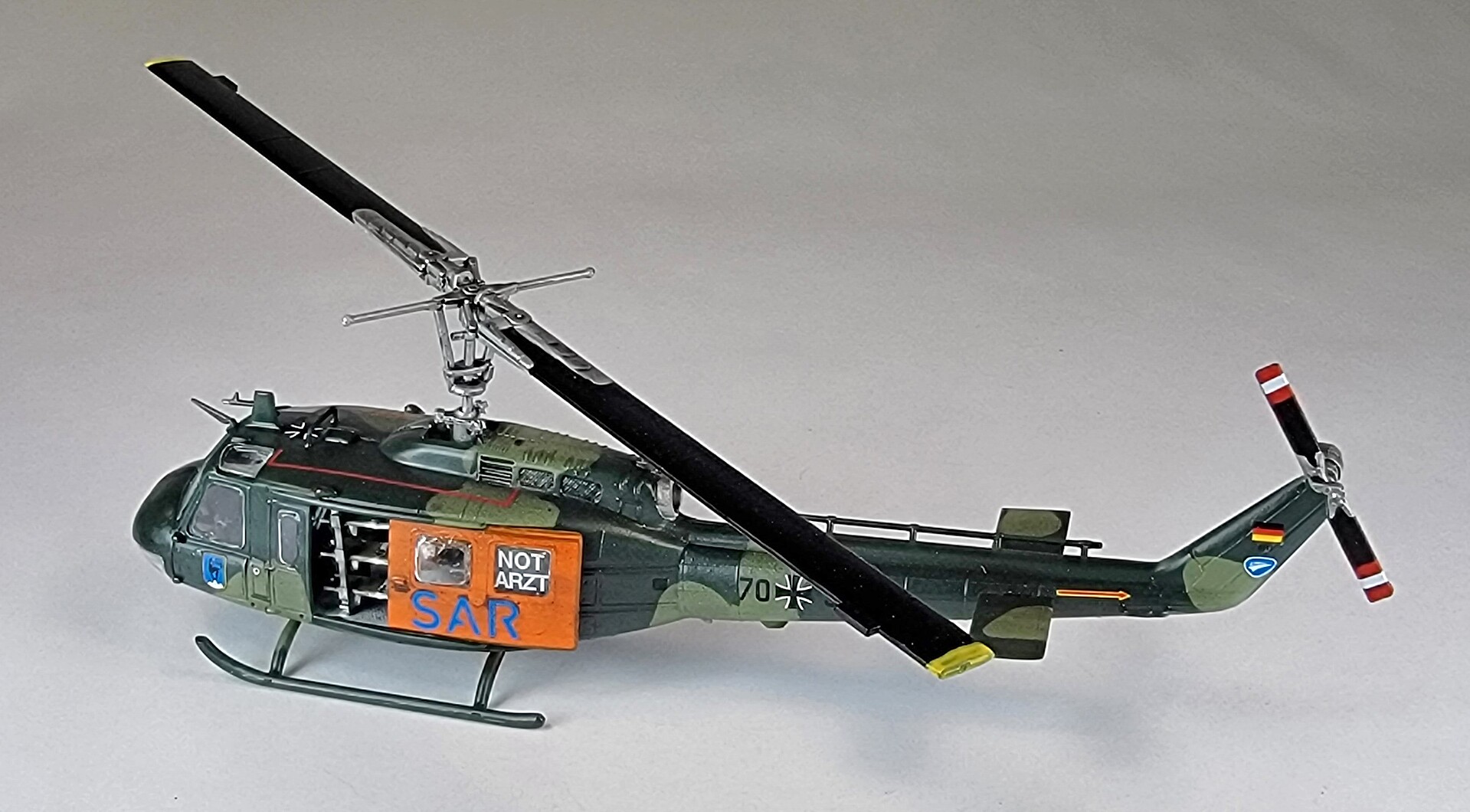 bell-uh1d-sar-helicopter-plastic-model-helicopter-kit-1-72-scale