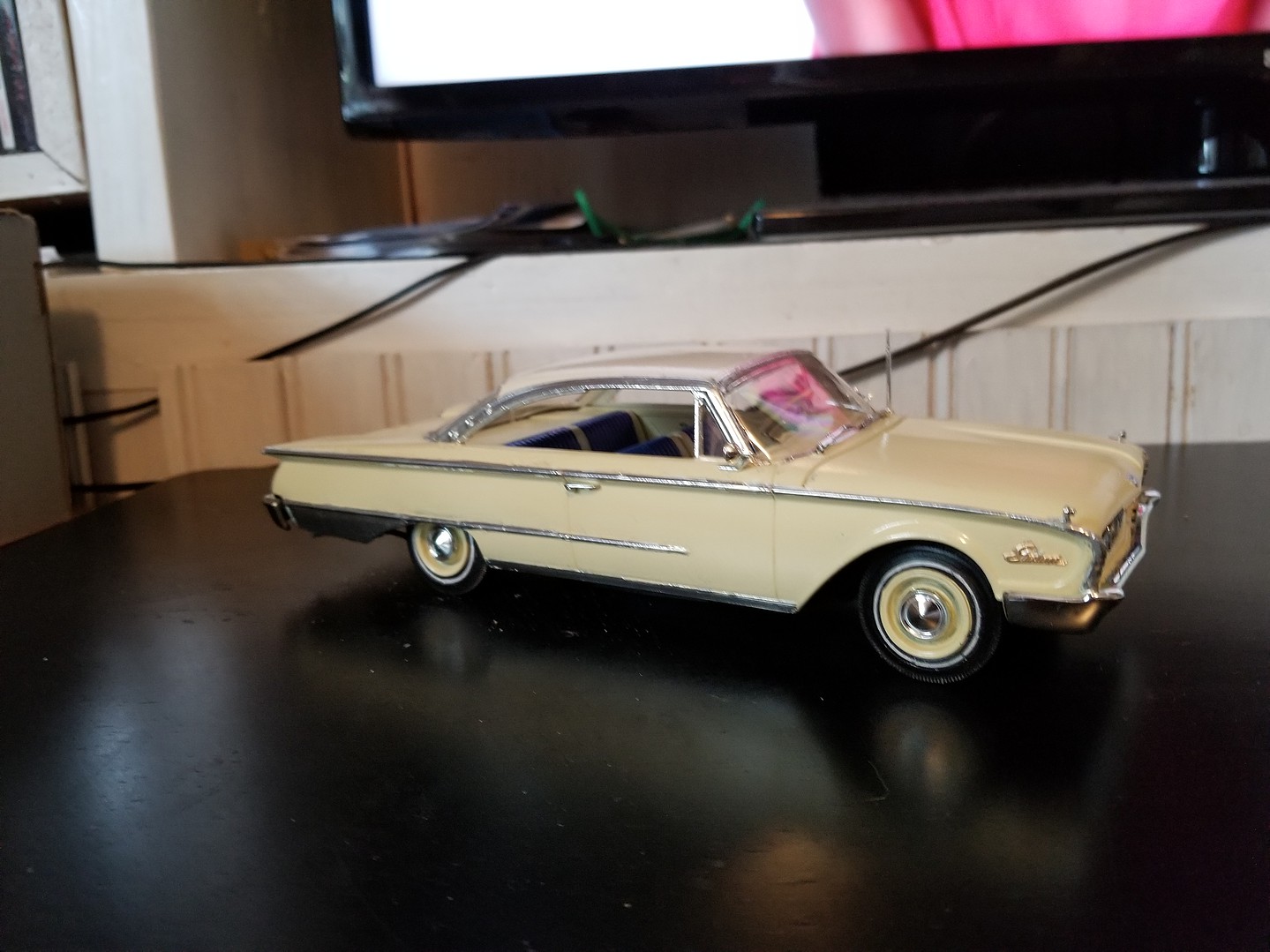 1960 Ford Starliner -- Plastic Model Car Kit -- 1/25 Scale