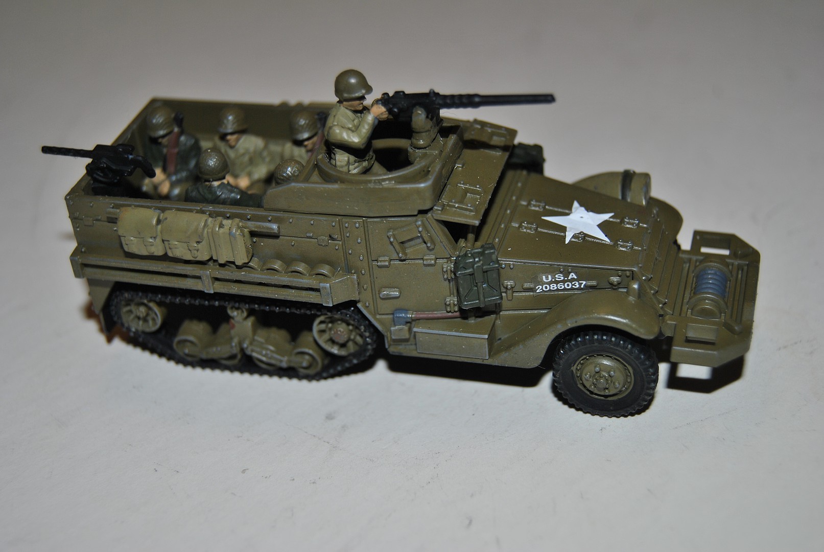 1/72 US M3 Half-Track with Crews Finished Model by 3R Model 