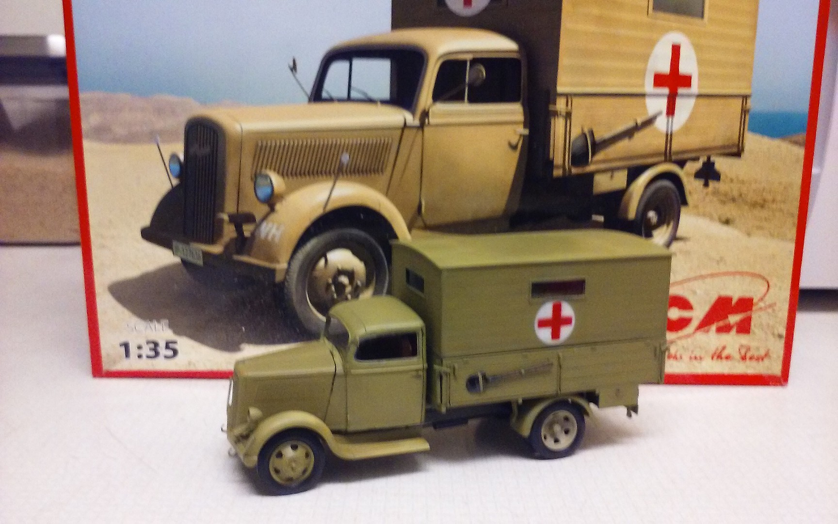 Maquette Camion Ambulance Wehrmacht WWII 'Sankas' ICM DS3523 - Échelle 1:35 à Monter Et Peindre