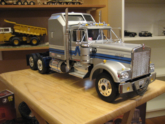 Kenworth W-900 Conventional -- Plastic Model Truck Kit -- 1/16 Scale ...