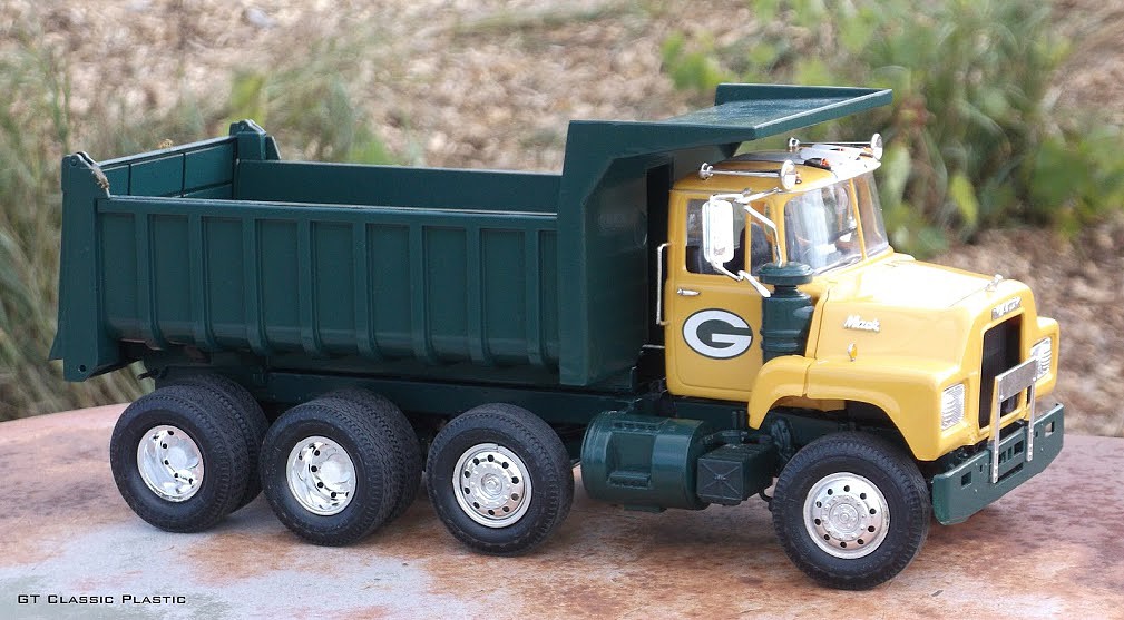 Mack R685ST Semi Tractor Pictures