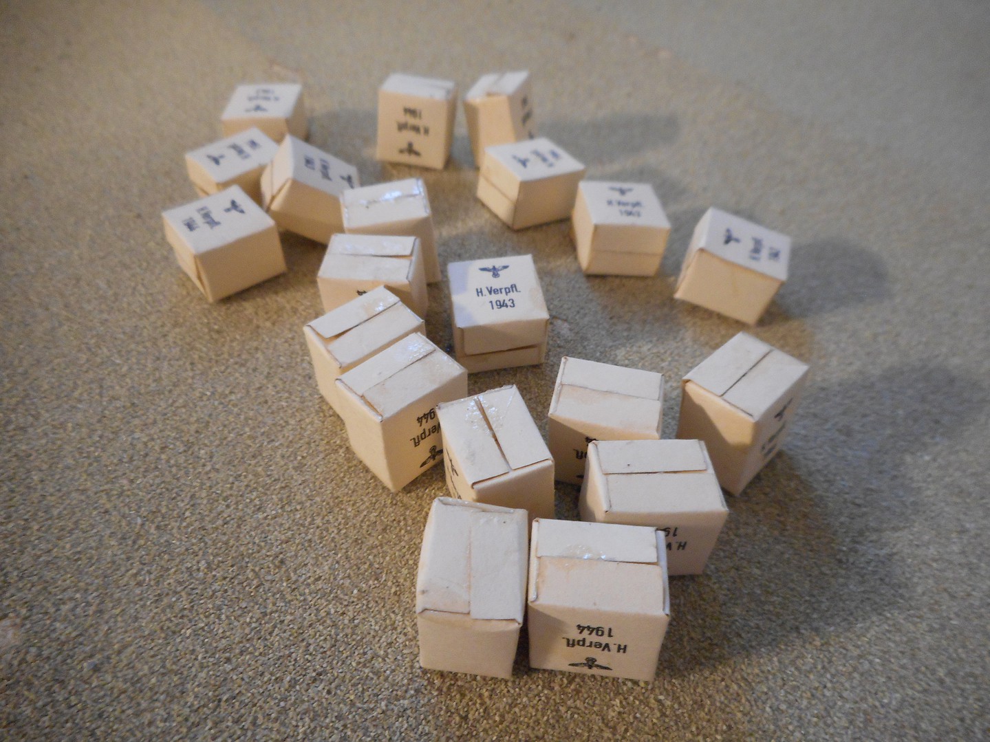 1/35 WWII German Supplies Cartons (10pcs) (Precut Cardboard) pictures