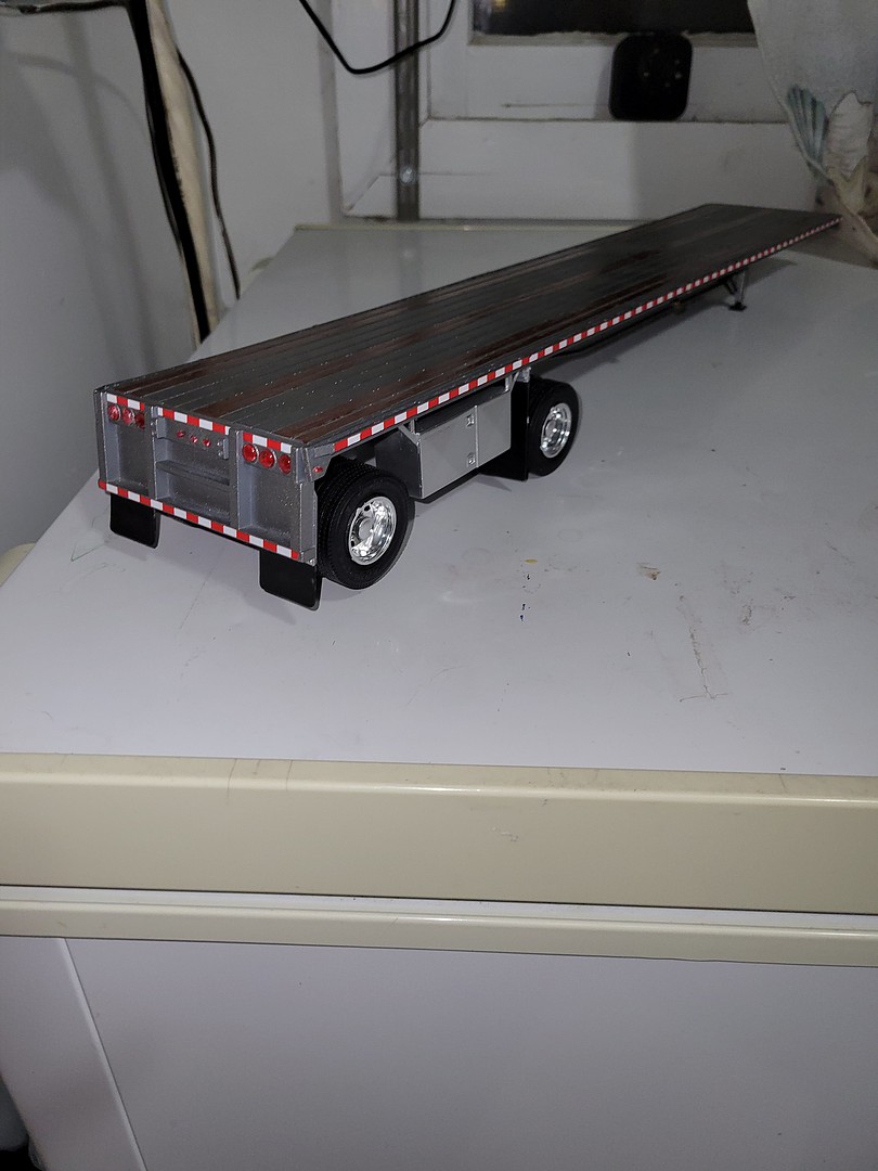 Moebius Models 1304 1/25 48' Flatbed Trailer with Cambered Deck — White  Rose Hobbies