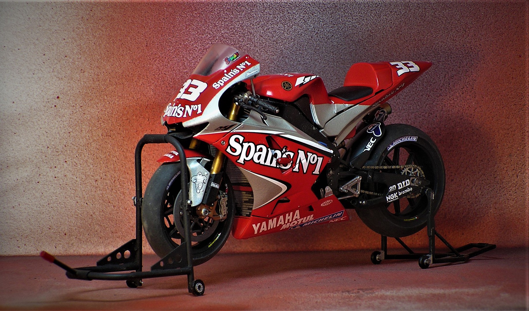 Yamaha YZR-M1 '04 完成モデル No.33 カスタム Yamaha YZR-M1 '04 No.7/No.33 (1/12 Scale) – Lil's Hobby Center