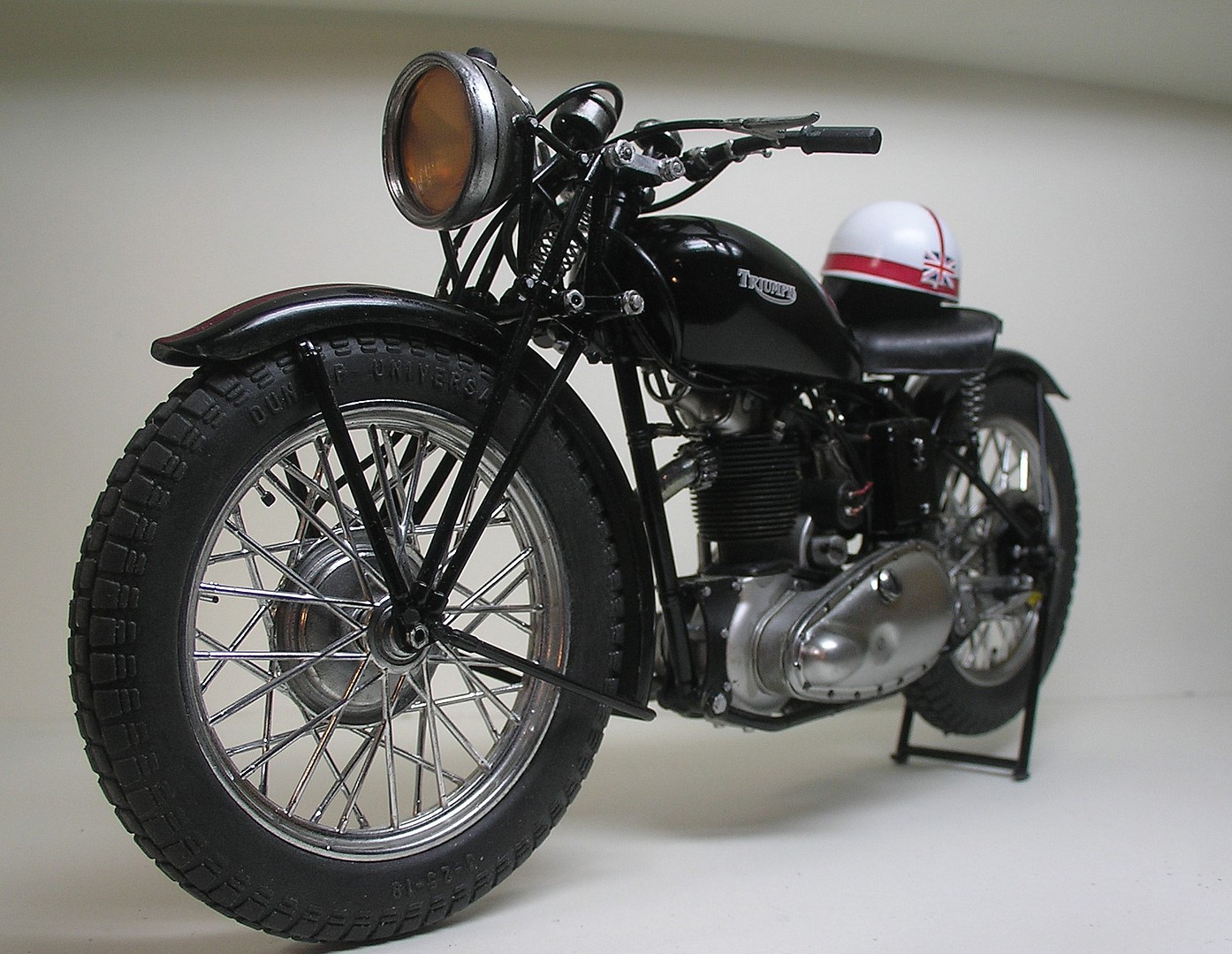 WWII Triumph 3WH Motorcycle Plastic Model Motorcycle 1/9 Scale