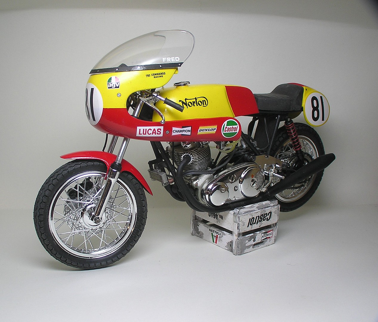 Norton Commando PR 750cc -- Plastic Model Motorcycle Kit -- 1/9 Scale ...