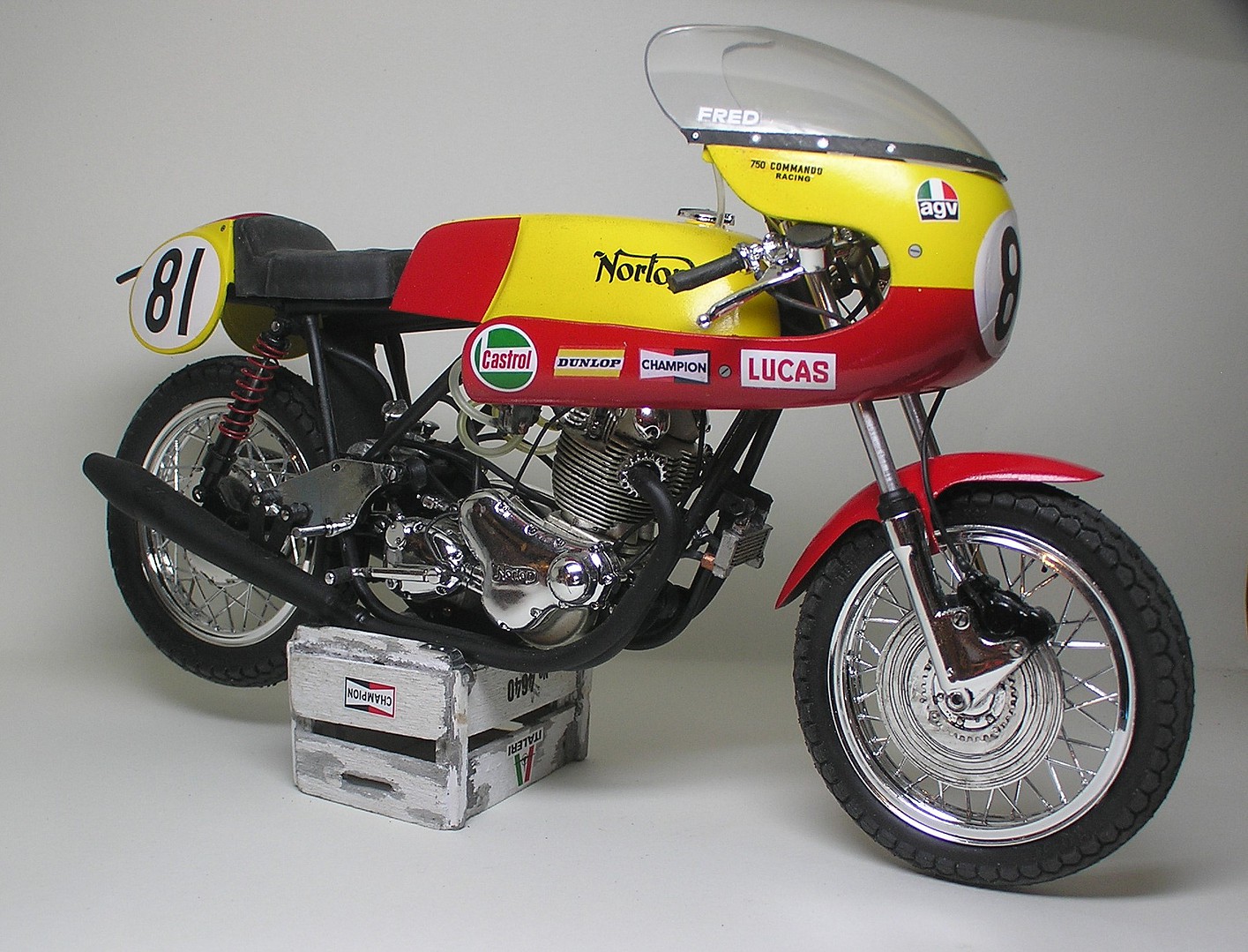 Norton Commando PR 750cc Plastic Model Motorcycle Kit 1/9 Scale