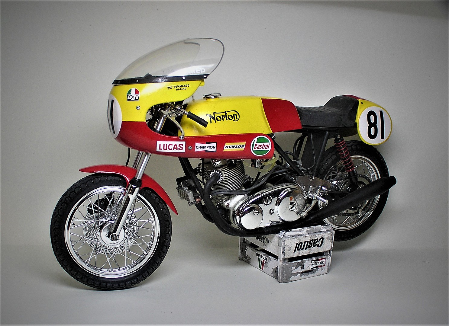 Norton Commando PR 750cc -- Plastic Model Motorcycle Kit -- 1/9 Scale ...