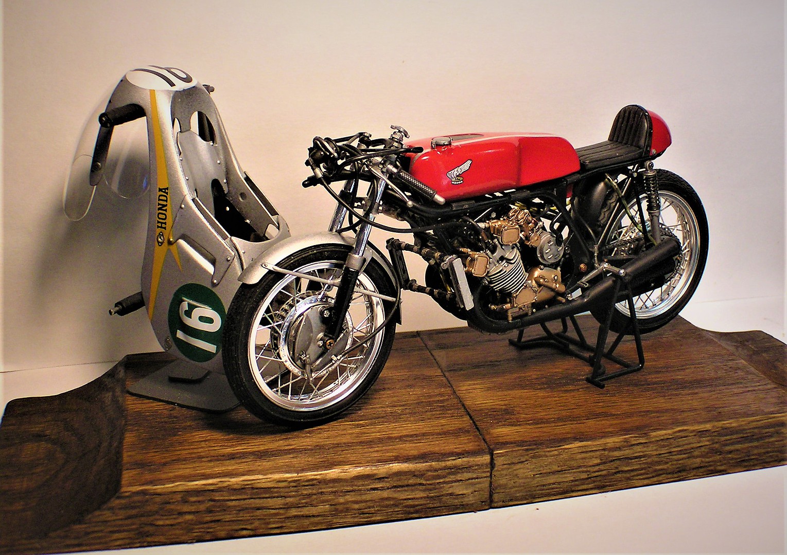 Honda RC166 GP Racer Bike -- Plastic Model Motorcycle Kit -- 1/12 Scale