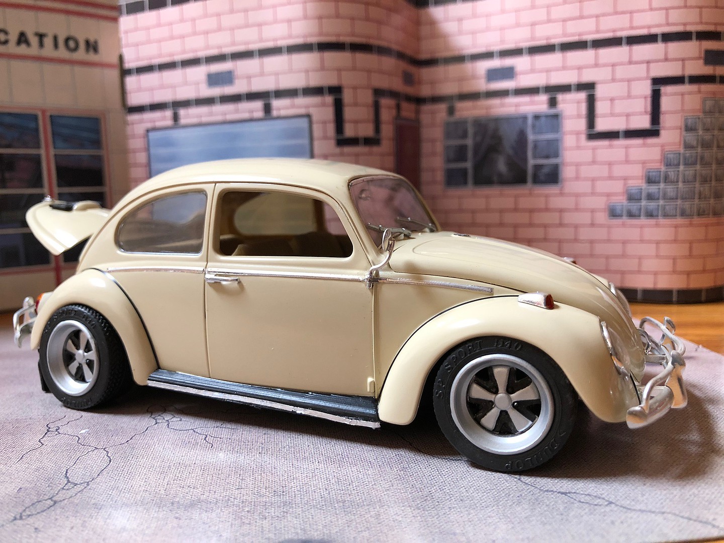1966 Volkswagen Beetle VW BUG Plastic Model Car Kit 1/24 Scale