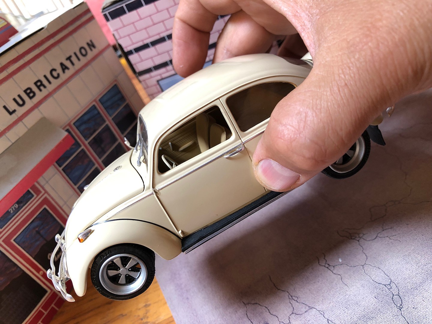 1966 Volkswagen Beetle VW BUG Plastic Model Car Kit 1/24 Scale