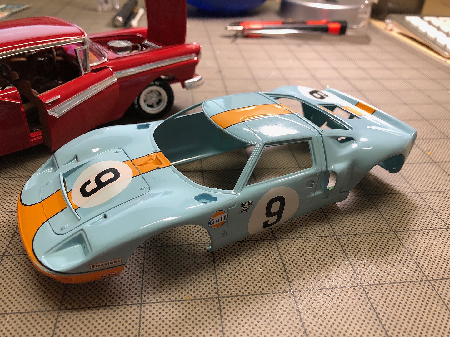 Ford GT40 1968 LeMans Winner Race Car -- Plastic Model Car Kit -- 1/24 ...