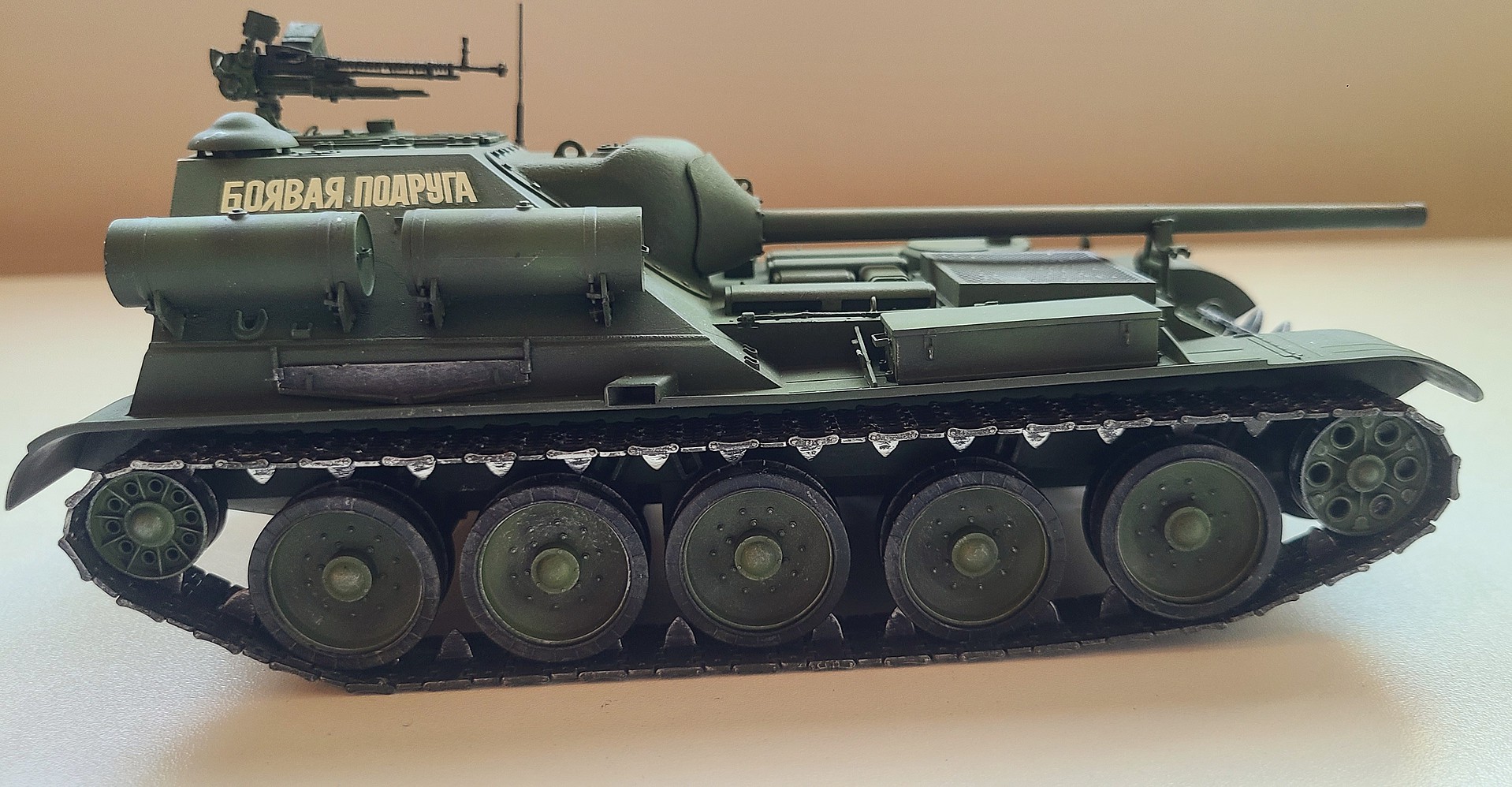 Soviet Su101 SelfPropelled Artillery Tank Plastic Model Military Vehicle Kit 1/35