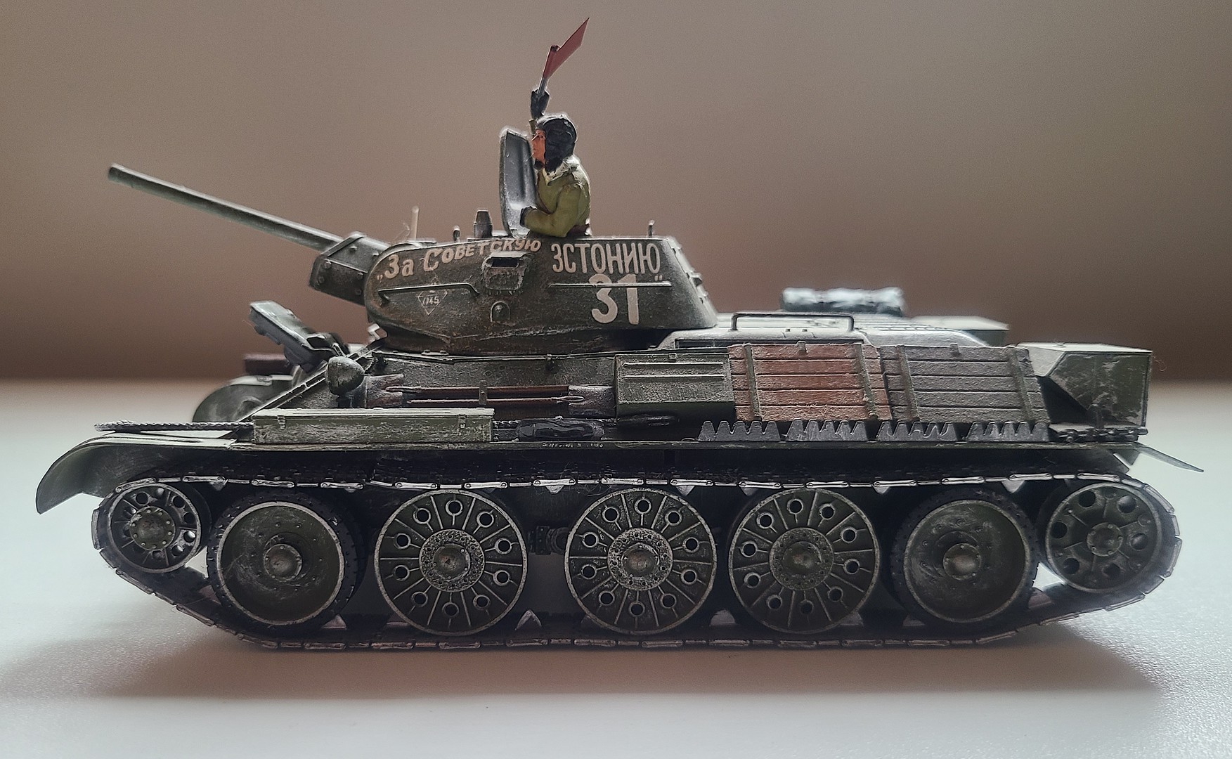 Tamiya 35049 1/35 Scale Model Kit WWII Russia Soviet Medium Tank T34-76 1942 